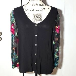 Kim & Cami- Women's Beautiful button front Blouse  Floral sheer sleeves Sz.Med